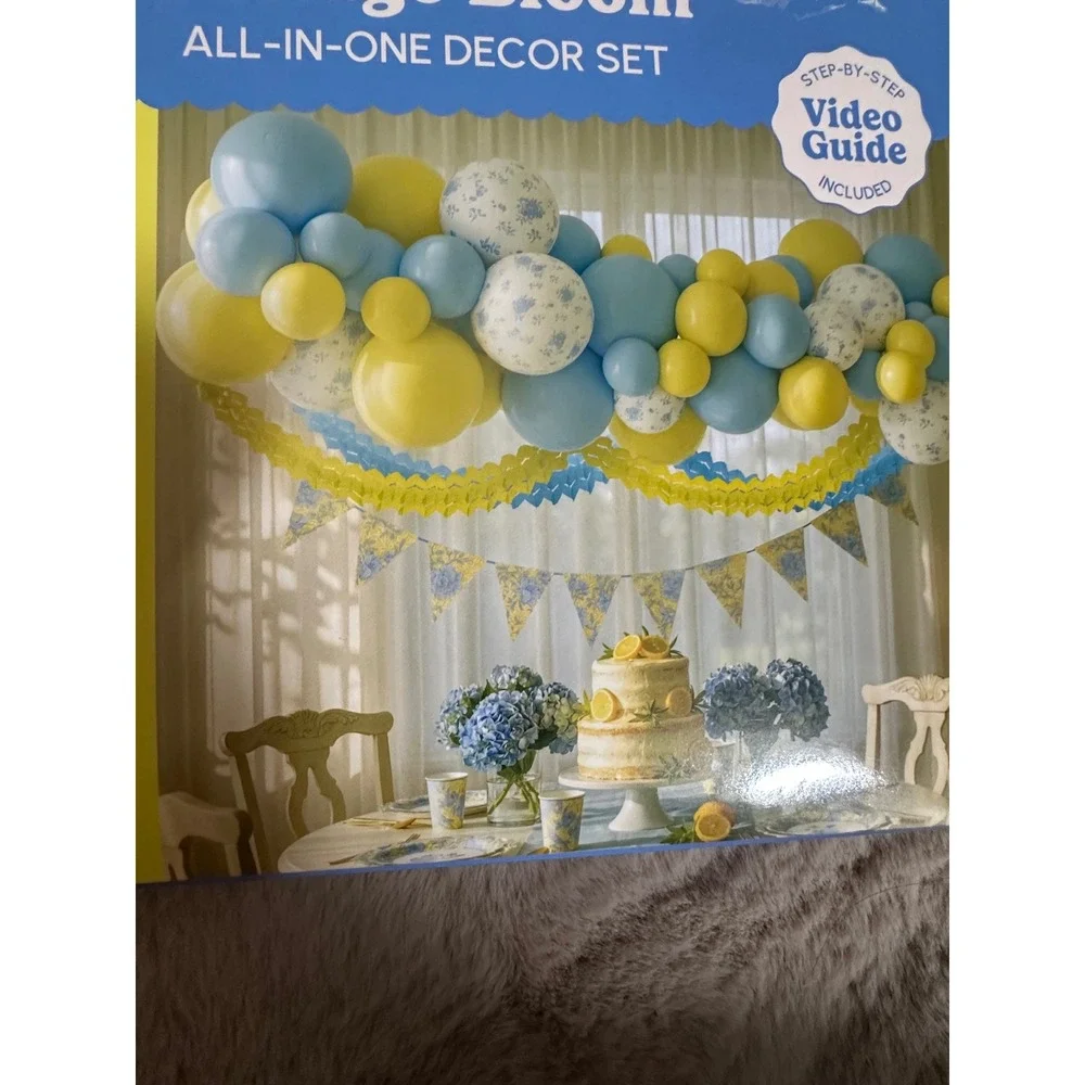 House of Party Cottage Bloom All-In-One Decor Set 77pc Balloon Garland Banner